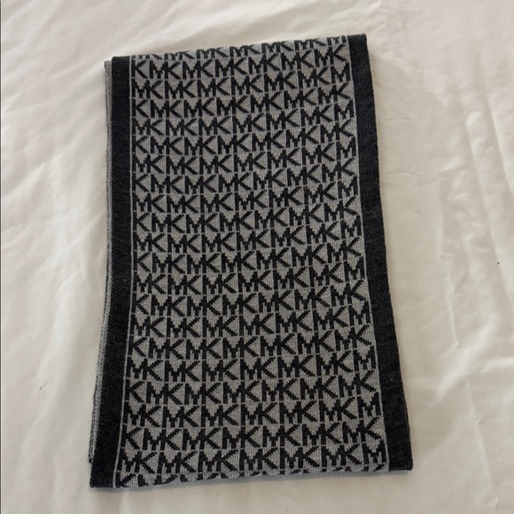 Michael Kors Knit Hat Scarf Gloves Set Gray Logo Winter - Picture 3 of 4